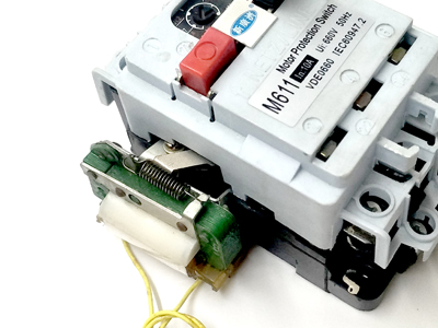 欠压脱扣器 当电压低于额定值时，自动断电